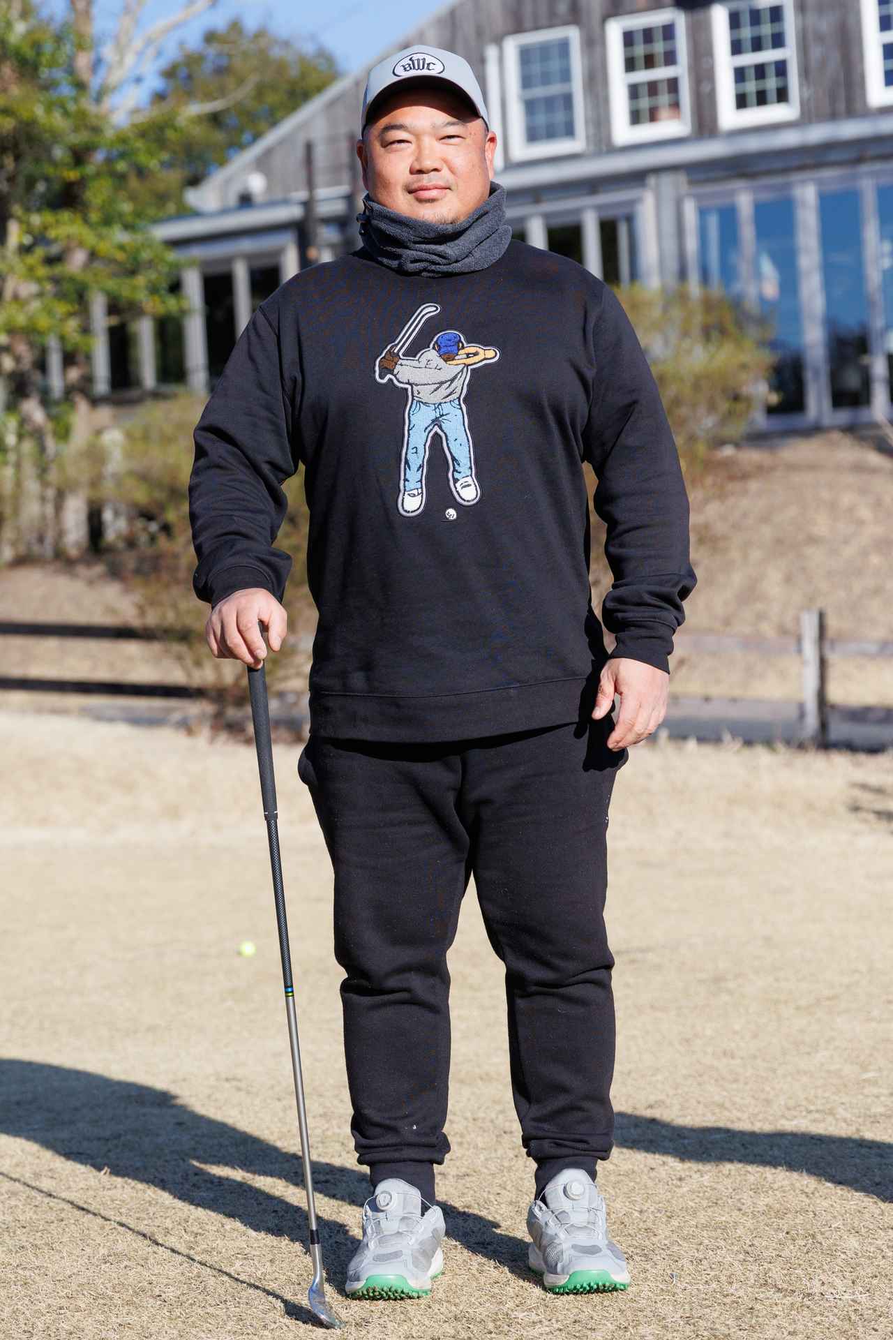 画像: ブラックのスウェットシャツとスウェットパンツでまとめたセットアップスタイルが旬の雰囲気を醸し出しています。こなれ感のあるストリートテイストはタウンユースにも最適