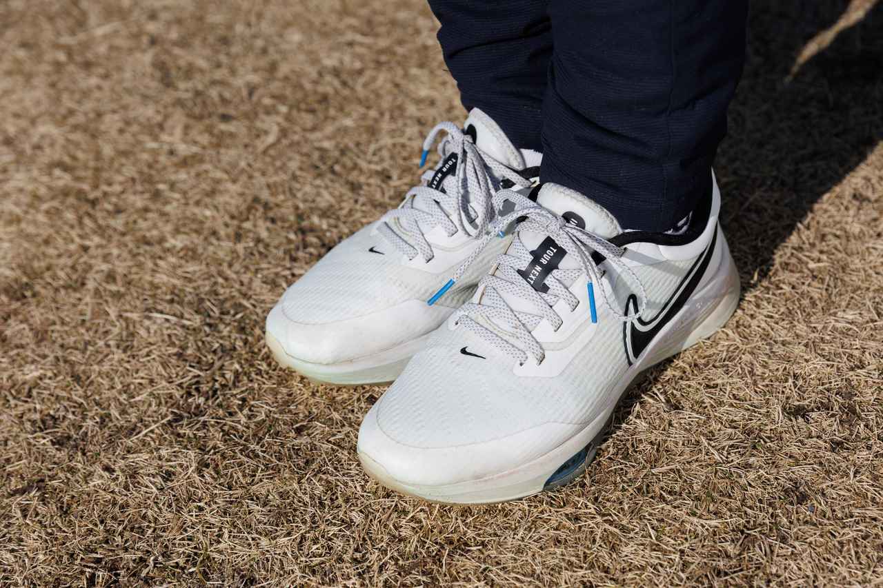 画像: スタイルに抜け感を与えるシューレース型の白スニーカー