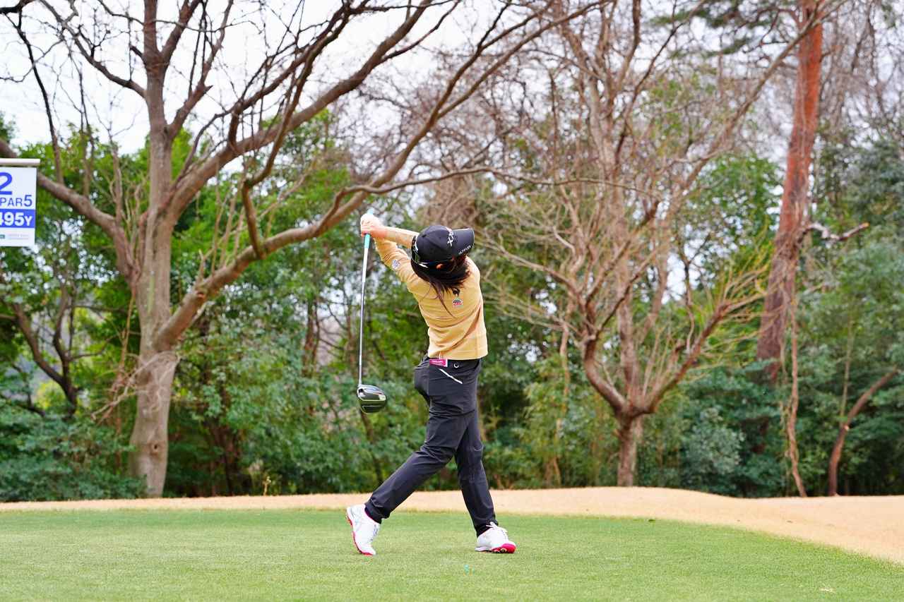 画像 : 20番目の画像 - 【連続写真21枚】2026年「Vポイント×SMBCレディス」菅沼菜々のドライバー正面連続写真 - みんなのゴルフダイジェスト