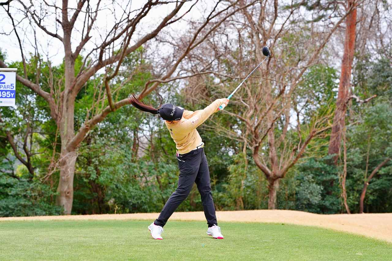 画像 : 18番目の画像 - 【連続写真21枚】2026年「Vポイント×SMBCレディス」菅沼菜々のドライバー正面連続写真 - みんなのゴルフダイジェスト