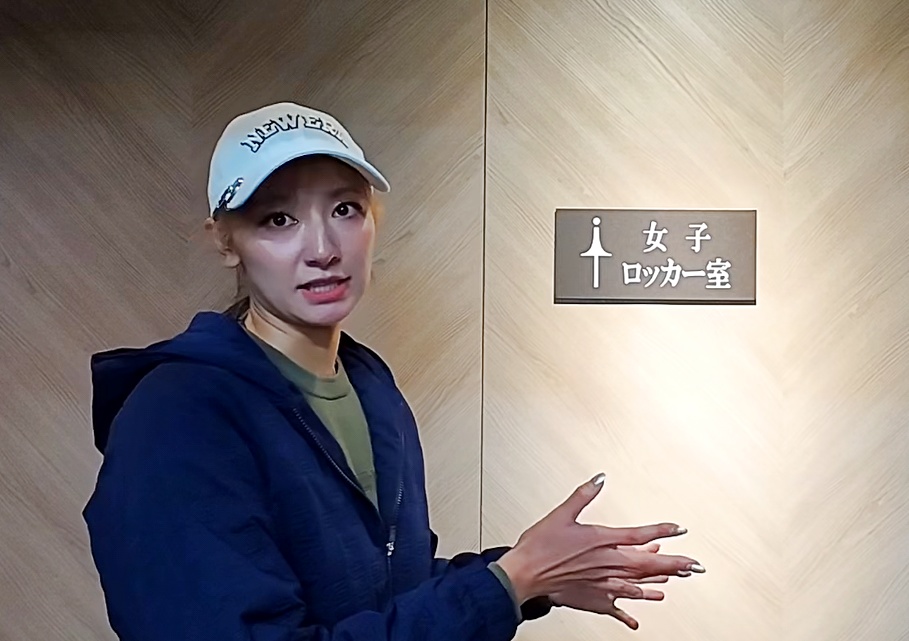 画像: 昨年リニューアルされたロッカールームを紹介するみやび（動画より）