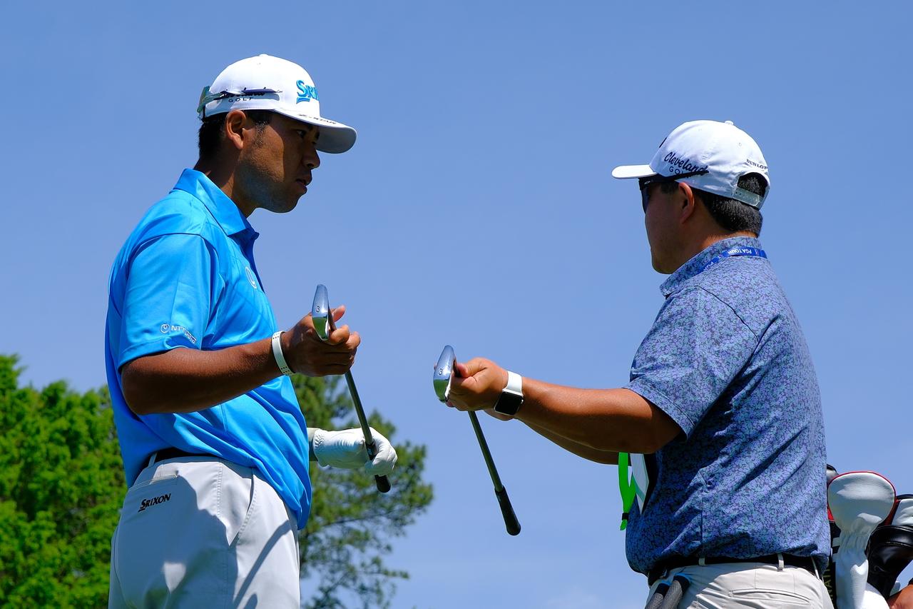 画像: 「トゥルーイスト選手権」はメジャー第2戦「全米プロ」の前週ということもあり、3番アイアンについてツアーレップの宮野敏一氏と意見を交わす松山英樹（撮影/岩本芳弘）