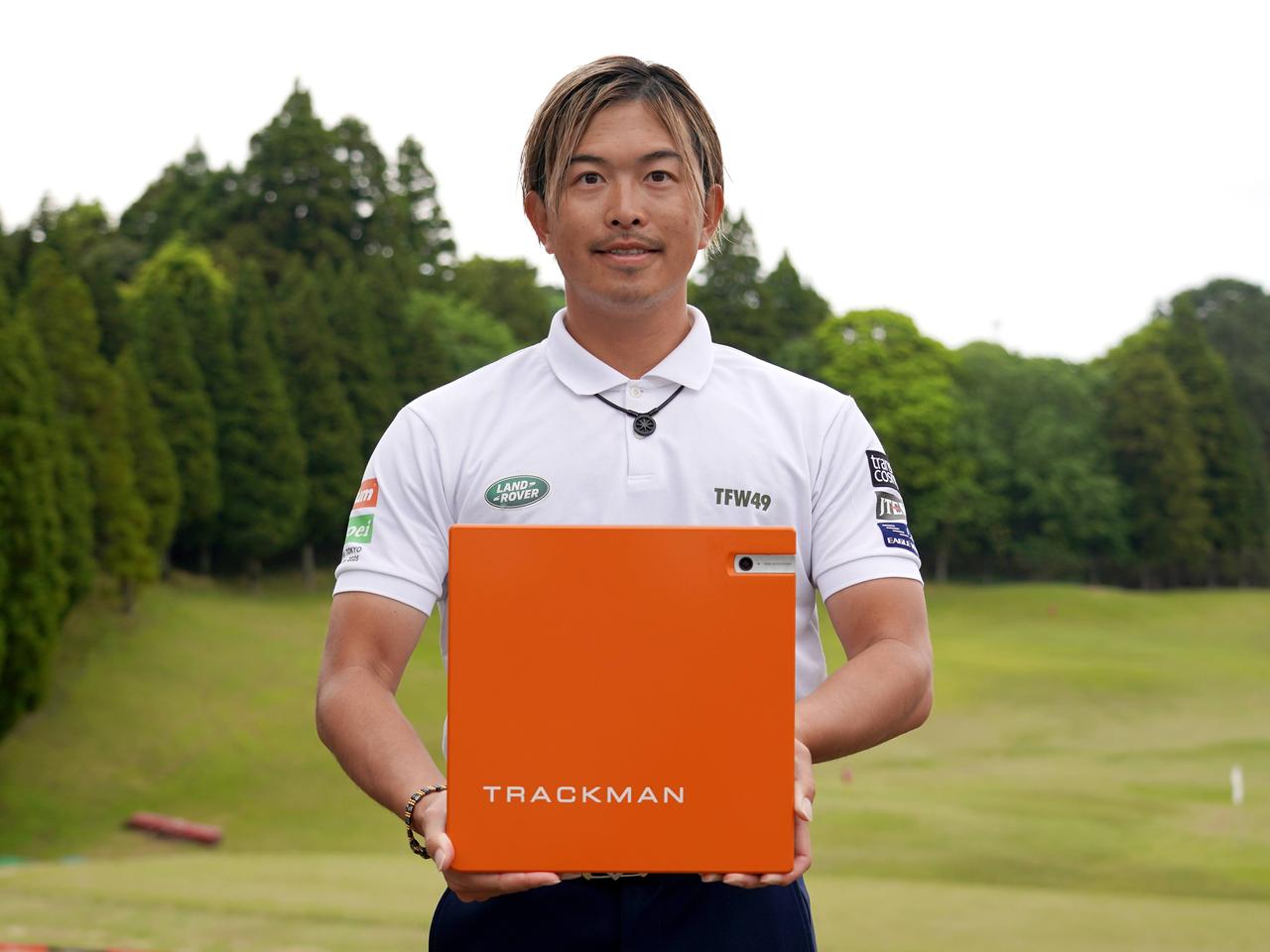 画像: アンバサダーとなった「トラックマン」と一緒に写る大西翔太