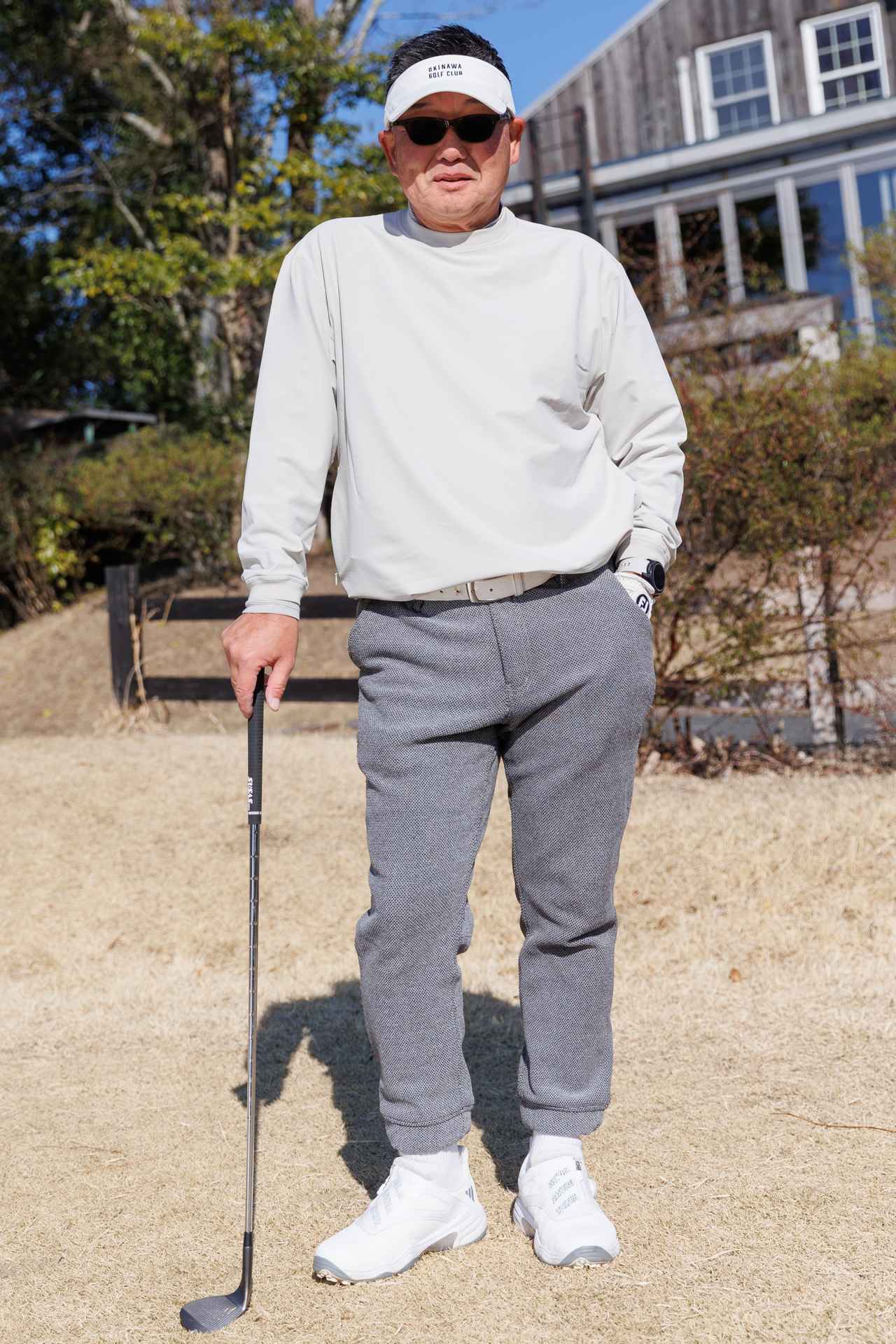 画像: ややゆったりとしたフォルムの白のモックネックシャツにジャストめのジョガーパンツが好バランス。トップスはタックインすることでキチンと感と今っぽさを出しています