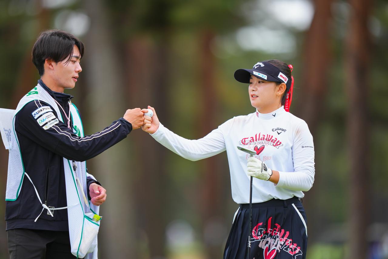 画像: 2連続バーディを決め、キャディとグータッチを交わす河本結（撮影／姉崎正）