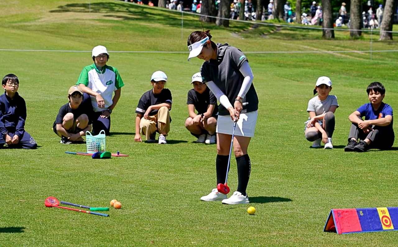 画像: スナッグゴルフでパッティングを披露する宮里