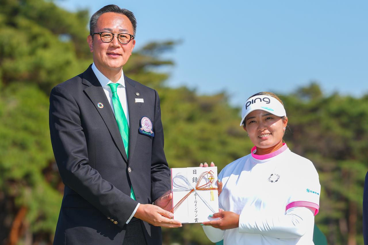 画像: 2位タイに入った鈴木愛。国内女子ツアー史上最も短いパー3と話題の15番でホールインワンを達成した