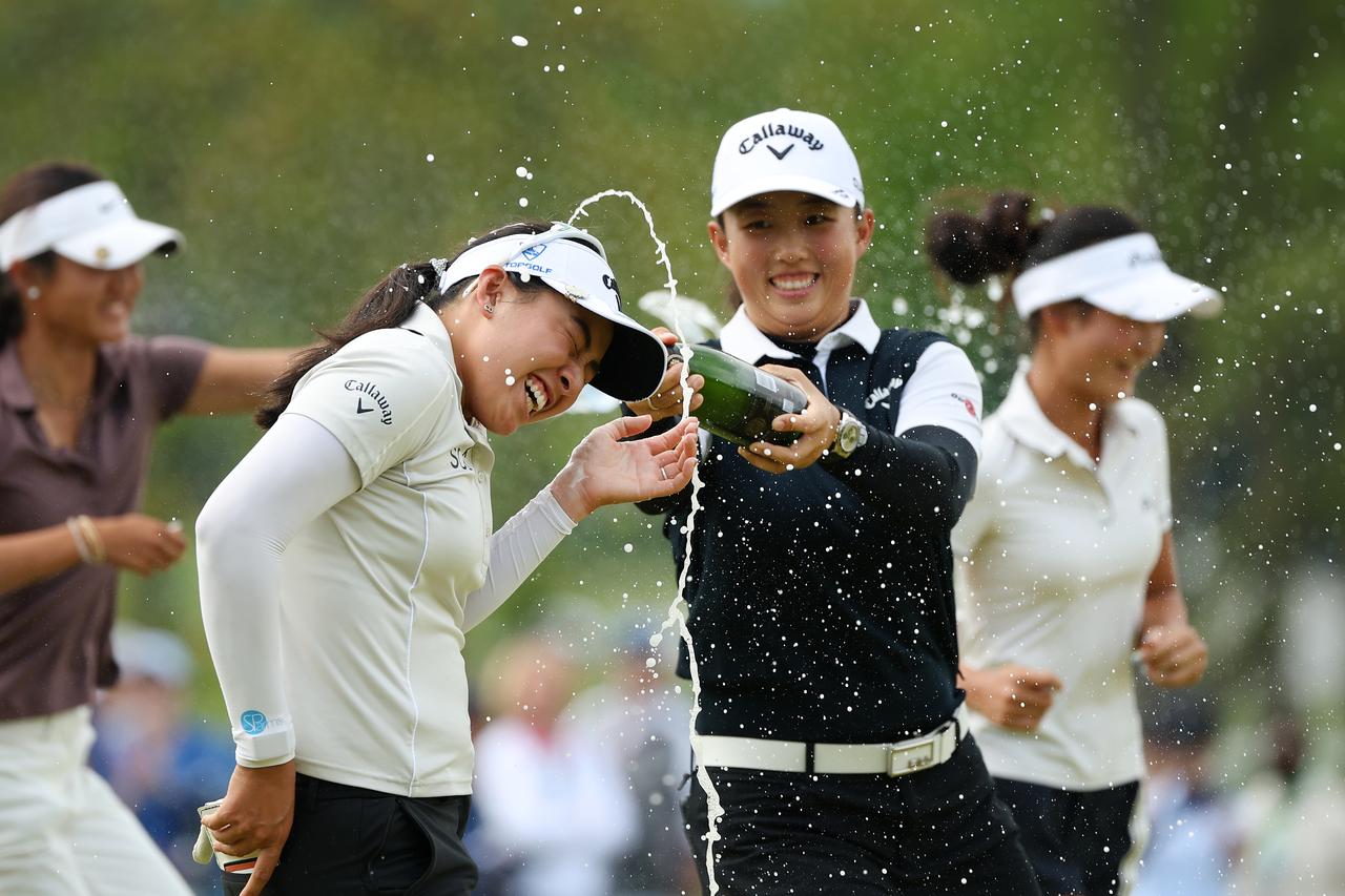 画像: ジーノ・ティティクルにシャンパンシャワーを浴びさせるイン・ルオニン(写真/Getty Images)