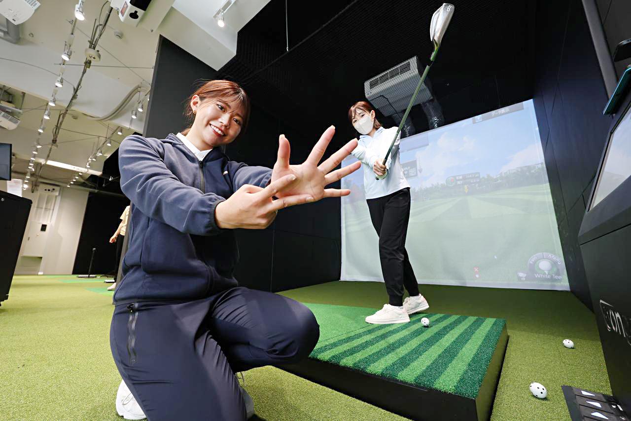 画像: 左足下がりは「7割スウィングで低い球」、 これが大事