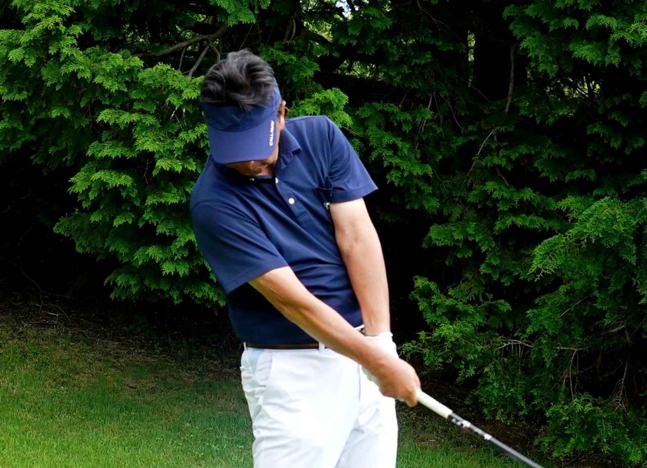 画像: ドライバーのビハインド・ザ・ボール。頭はどこまで残せばいいの?