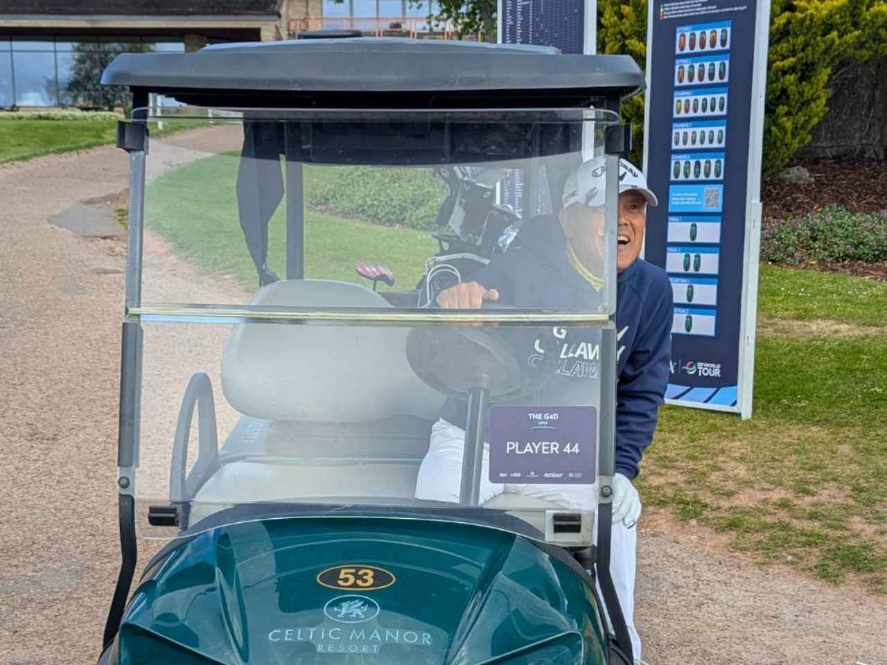 画像: 本大会は全員が個別にカート使用。18番ホールでもカートからニコニコ手を振る小林。「天候が変わりすぎて辛いけど頑張ります!」