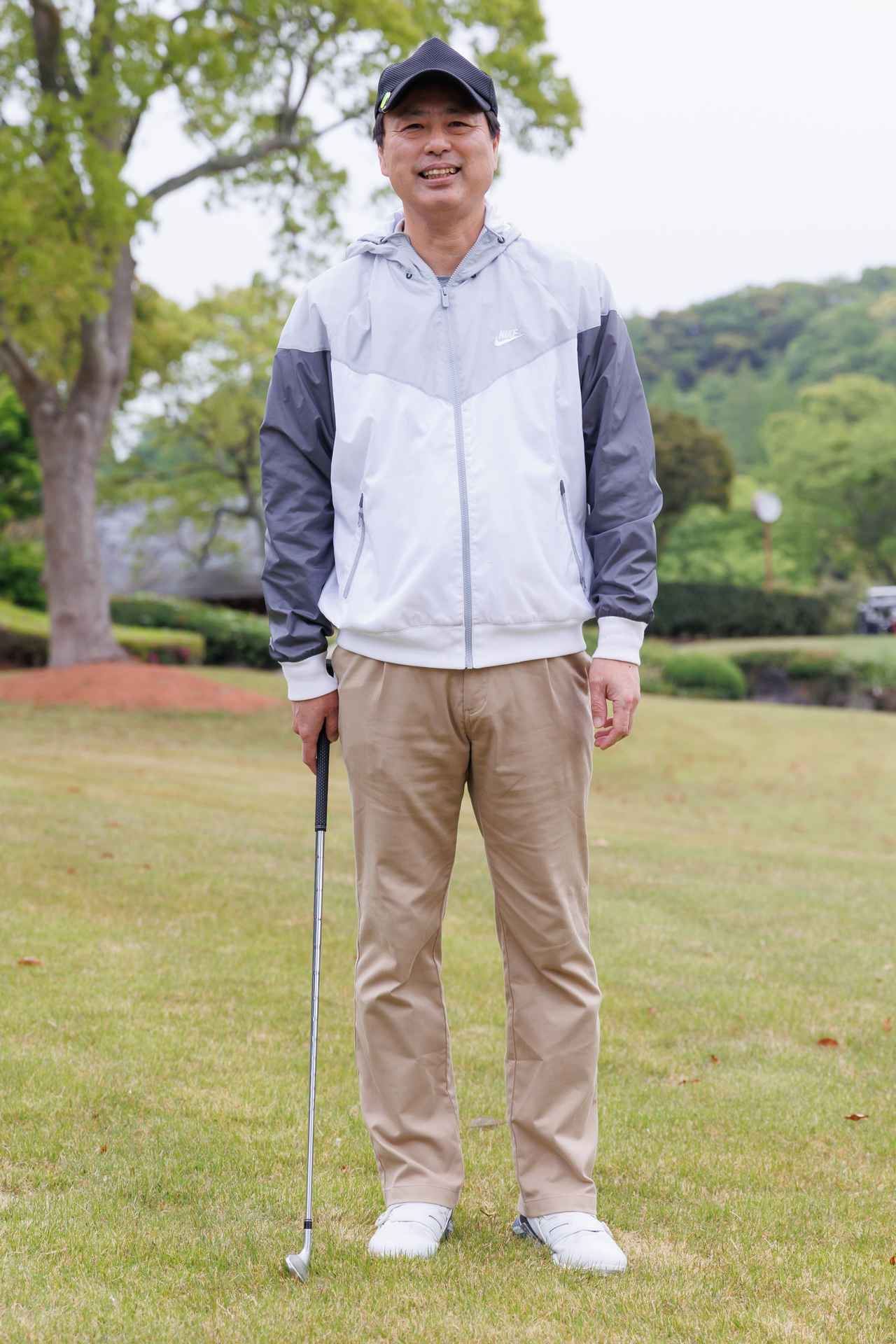 画像: ゴルフ用ではなく、あえてランニング用のレトロスポーティなフーディをセレクト。定番のやチノパンを合わせることで、スポーティ＆カジュアルなアメカジルックが完成します