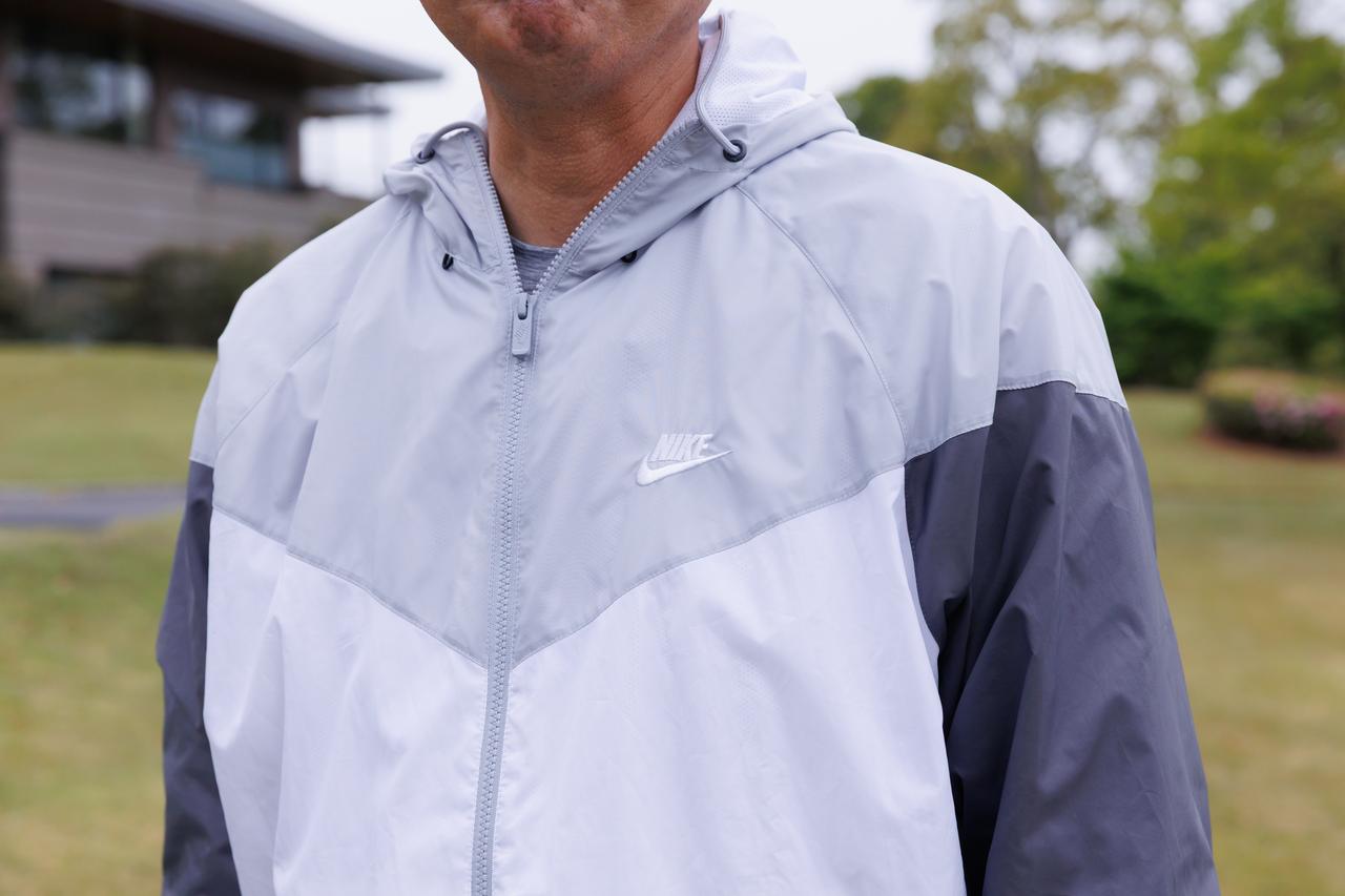 画像: 胸元部分のシャープな切り替えがモダンな表情を生む