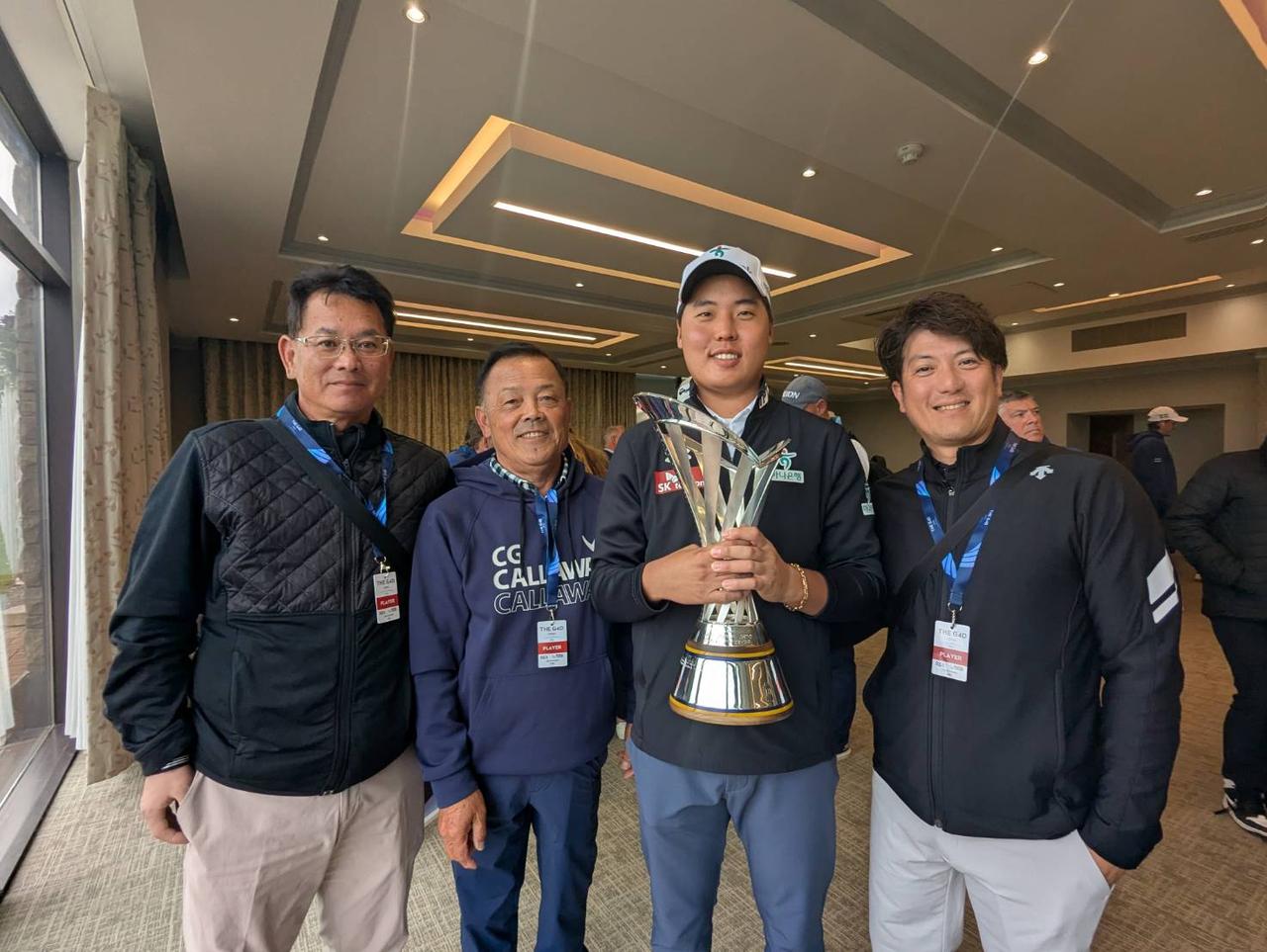 画像: 優勝したサイモン・リーと日本で戦ったことがある日本選手たちも駆けつけてお祝いの言葉を送りました