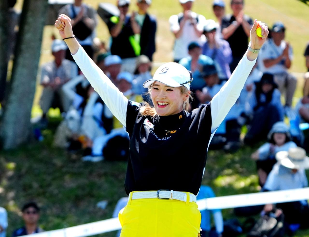 画像: 大会記録を1打更新する15アンダーの逃げ切り優勝でツアー4勝目を挙げた桑木志帆(撮影/岡沢裕行)