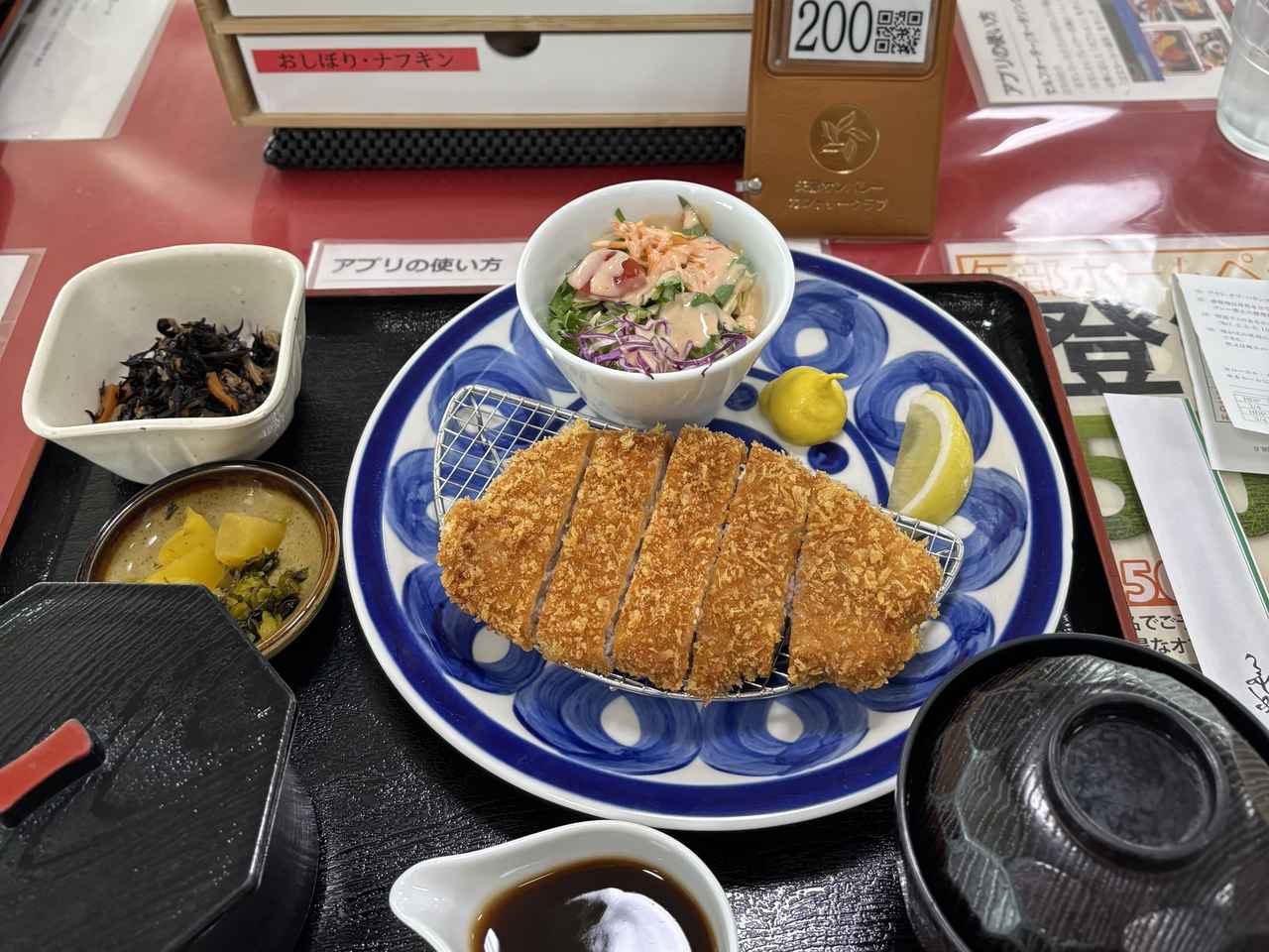 画像: 矢部サンバレーカントリークラブのランチ。熊本豚ロースカツ定食1500円