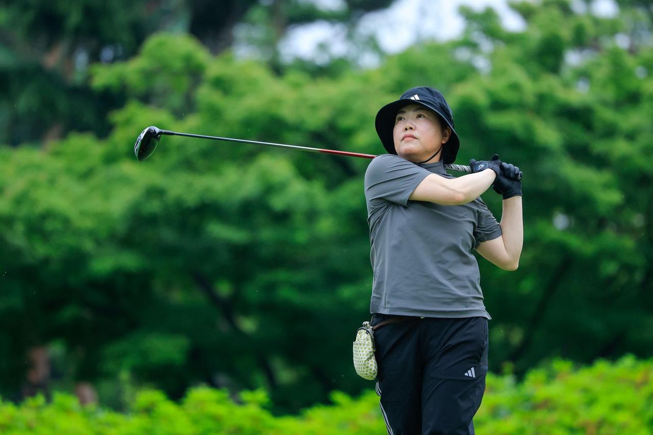 画像: 2日間で60台を出したのは難コンディションだった今日の中島真弓ただ一人。首位のイ・チヒに2打差の2位タイで最終日を迎える