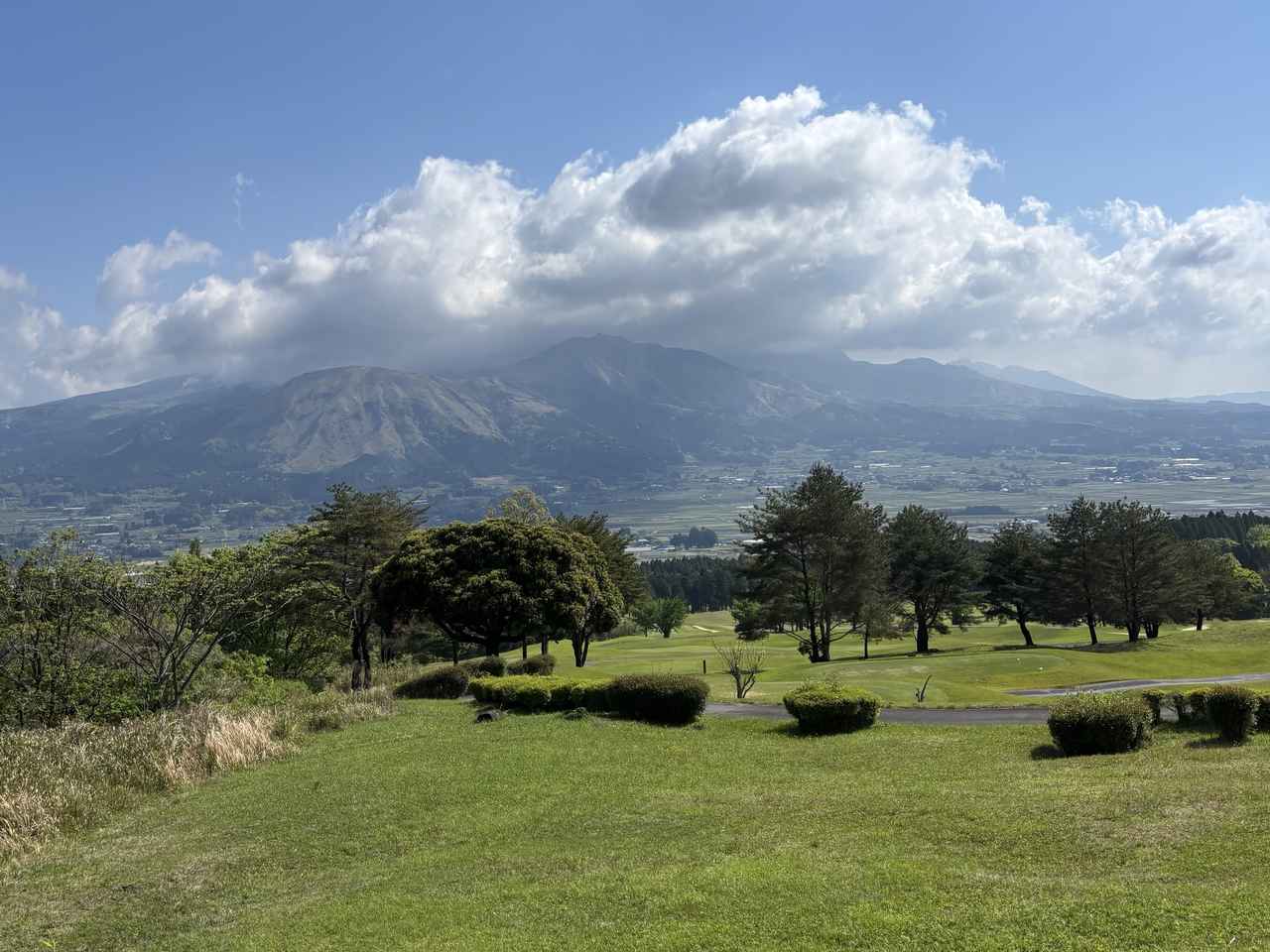 画像: 南阿蘇カントリークラブ、クラブハウスから見る阿蘇山