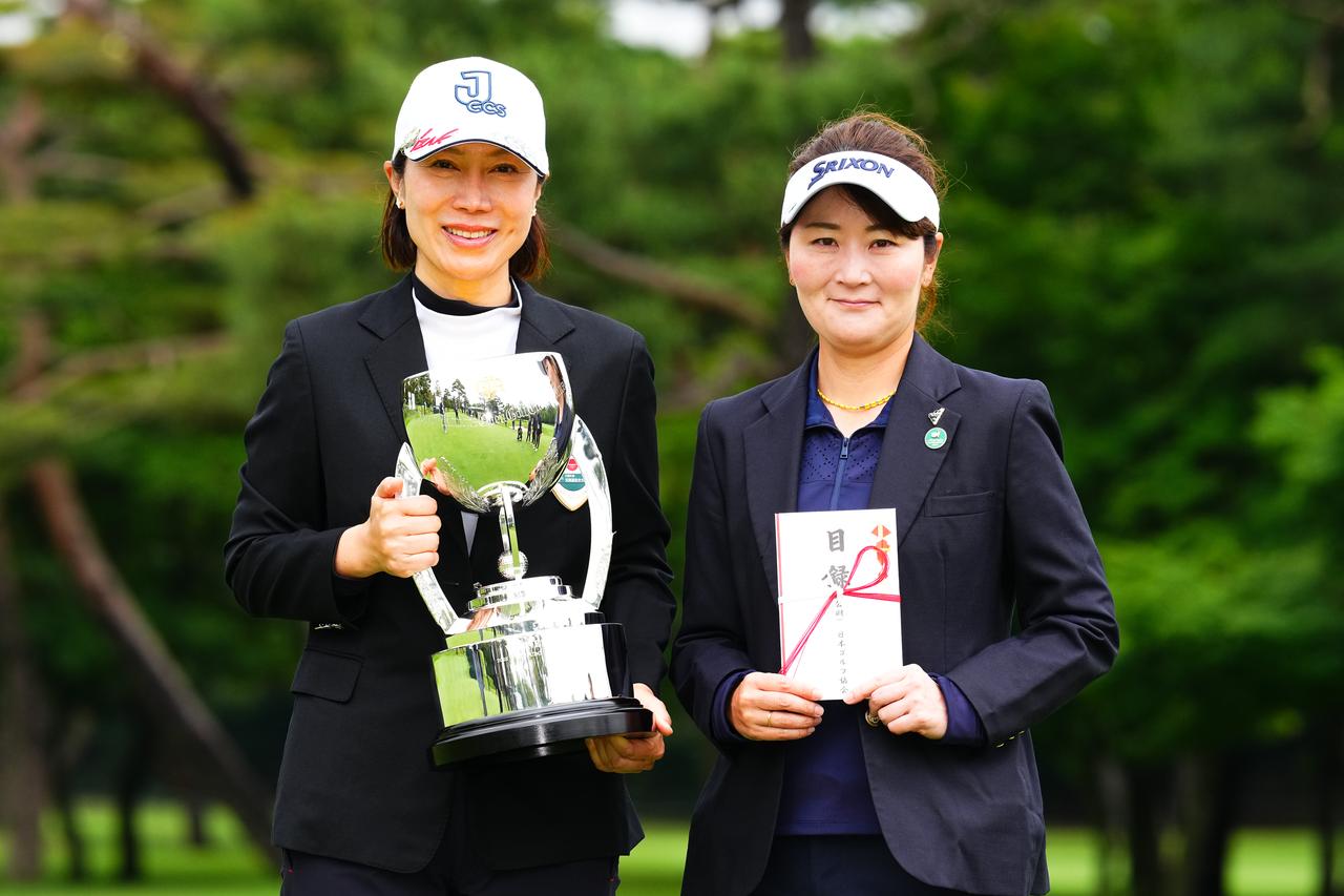 画像: 優勝した李知姫(左)とローアマチュアを獲得した人見佳乃(右)