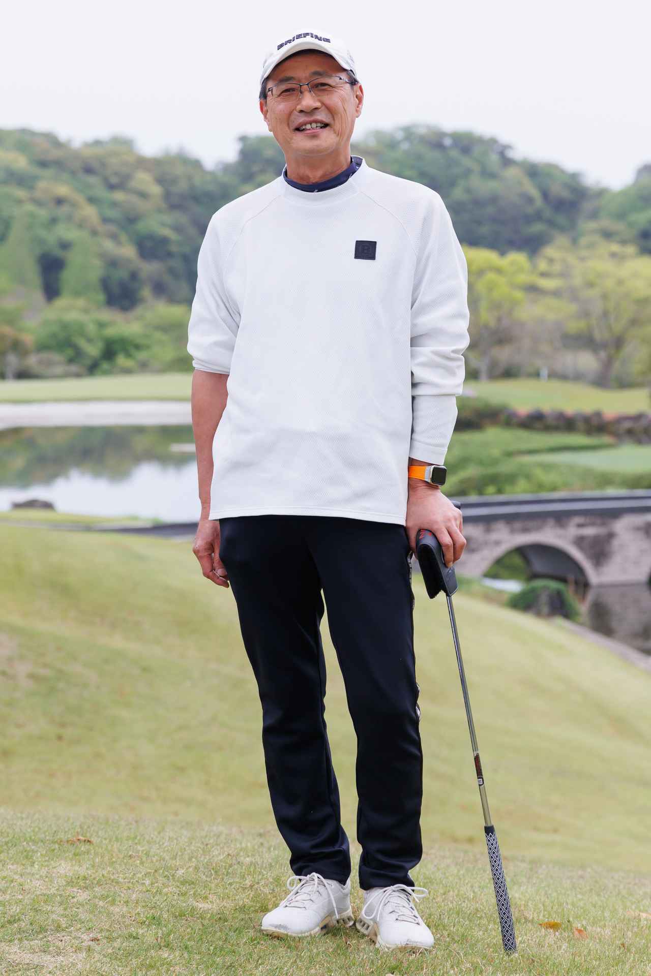 画像: ストレスフリーなゆったりめの白のクルーネックシャツにジャストなサイズ感のブラックパンツのメリハリ感が◎。腕時計のオレンジストラップもポップな印象を与えてくれます