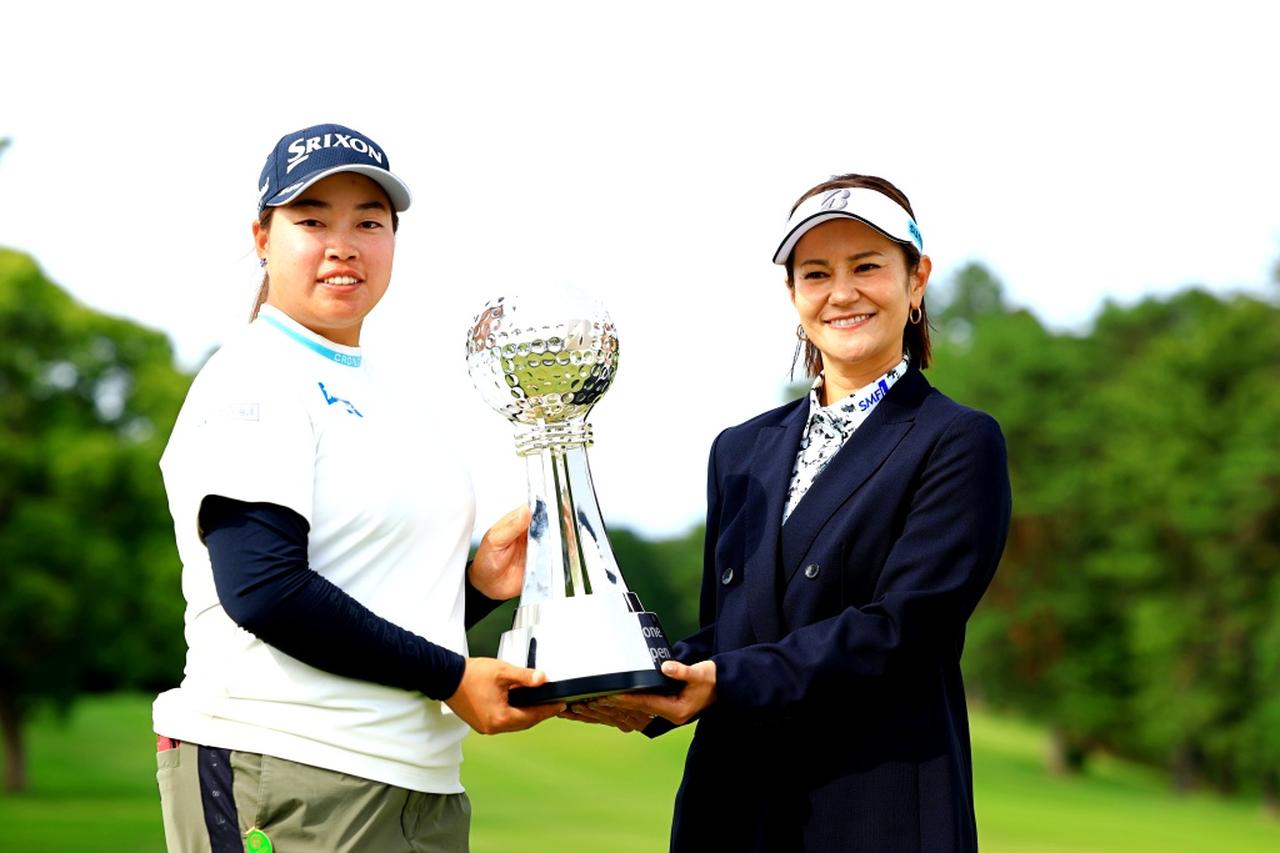 画像: レジェンド宮里藍と優勝カップを掲げる入谷響(撮影/大澤進二)