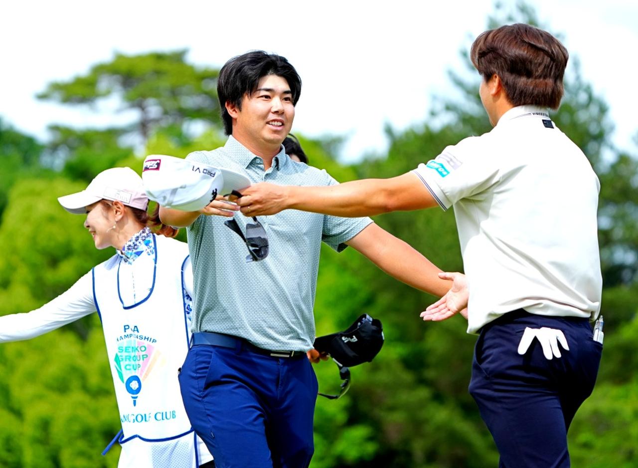 画像: 優勝した細野を称える勝俣(撮影/岡沢裕行)