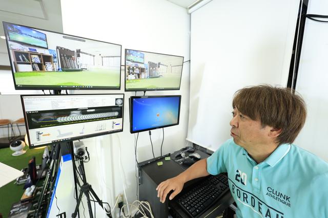 画像: パッティング研究の第一人者・大本研太郎。ツアー選手のコーチも務める。パット解析器「クインテック」を使用し、「スパイダー」の性能を検証した(撮影/小林司)