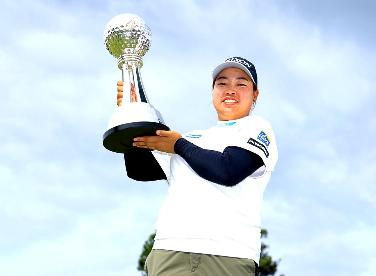 画像: 入谷響が猛追の吉田鈴を振り切り"笑顔"の2勝目! 17番ダボの絶体絶命から気迫の逃げ切りV【国内女子ツアー】 - みんなのゴルフダイジェスト