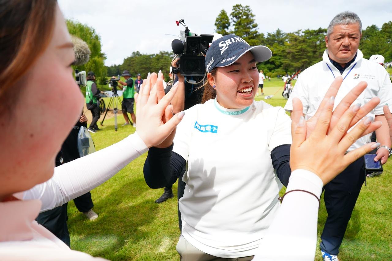 画像: 優勝が決まると、同年代の女子プロたちが祝福!(撮影/大澤進二)