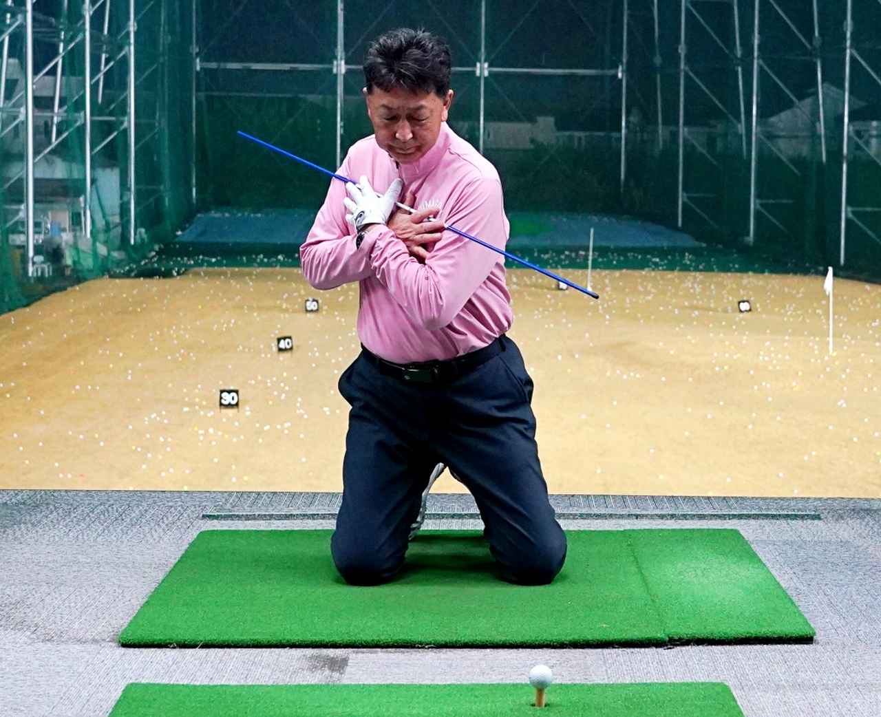 画像: 両ひざをついて、トップの捻転をチェックする