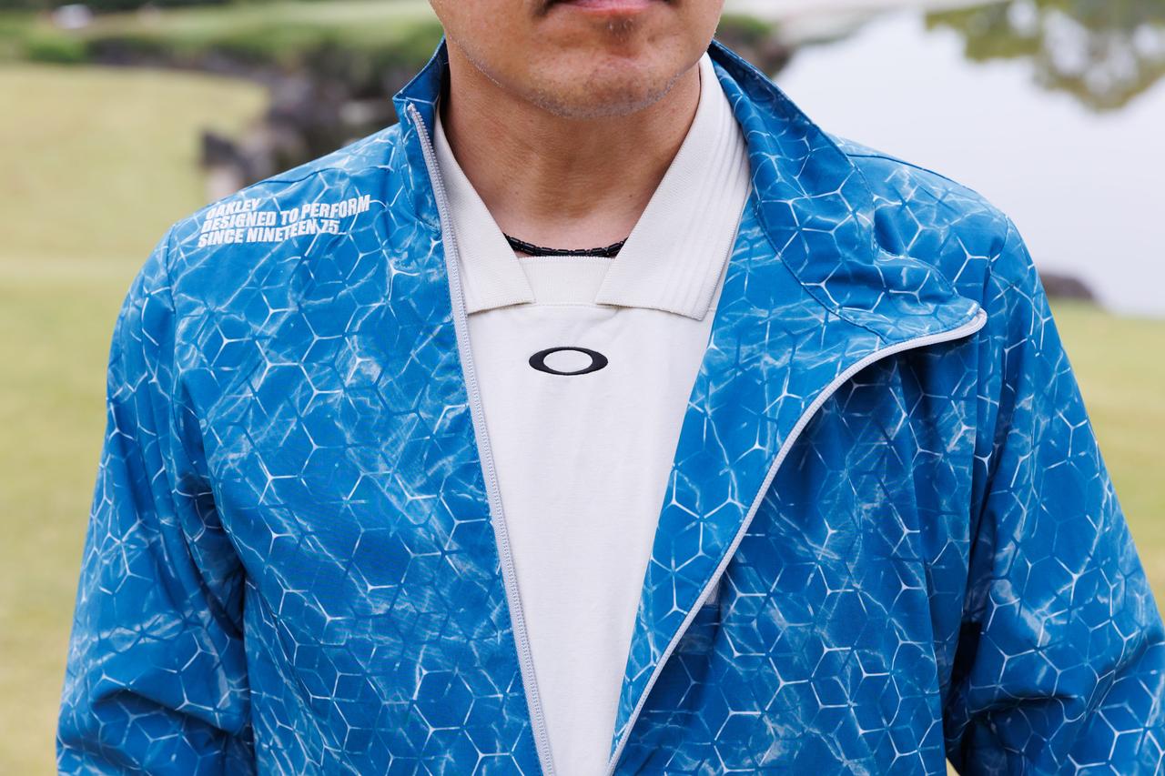 画像: ジャケットの斜めのジップやスキッパーシャツがアイデンティティをプラス