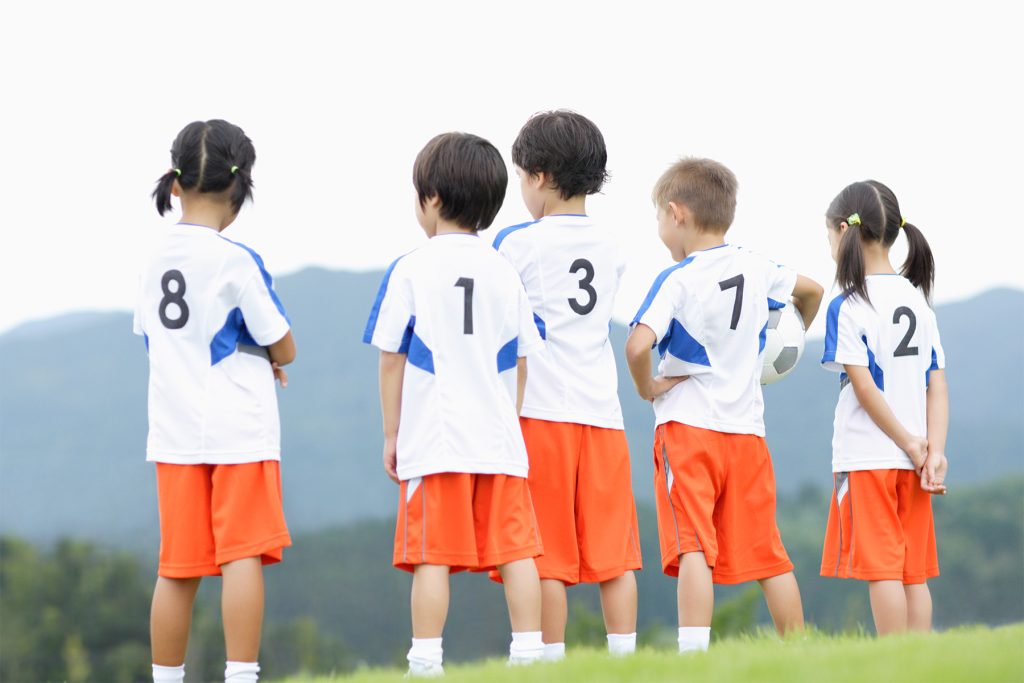 画像: 猛暑の中での「シャツイン」は熱中症のリスクを高めるとサッカーの育成年代で議論に。ゴルフも同様、安全を最優先した新たな着こなしを考えるべき時期に来ているのではないだろうか