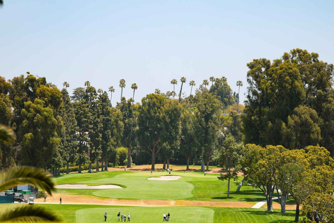 画像: 出場選手の大半が2オン狙いをする1番ホール（提供／USGA）