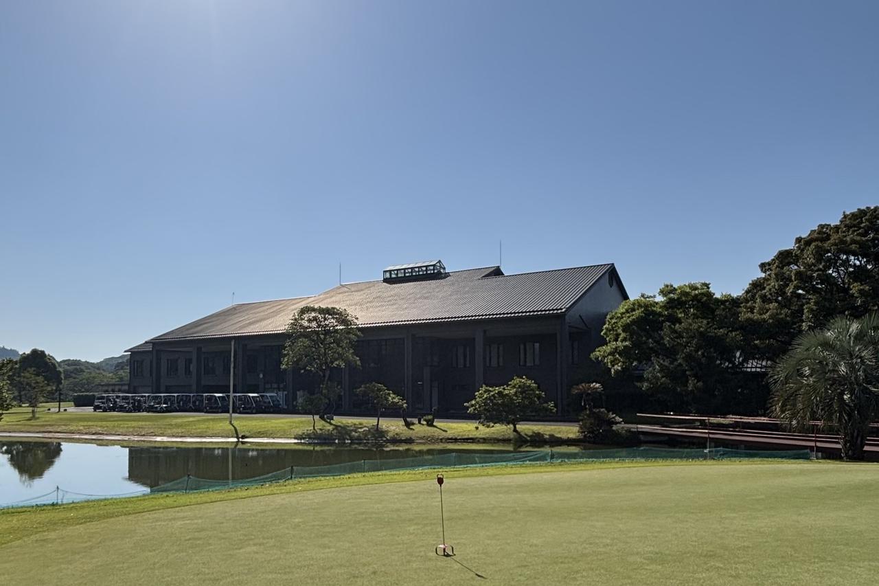 画像: 熊本クラウンゴルフ倶楽部の練習グリーンとクラブハウス