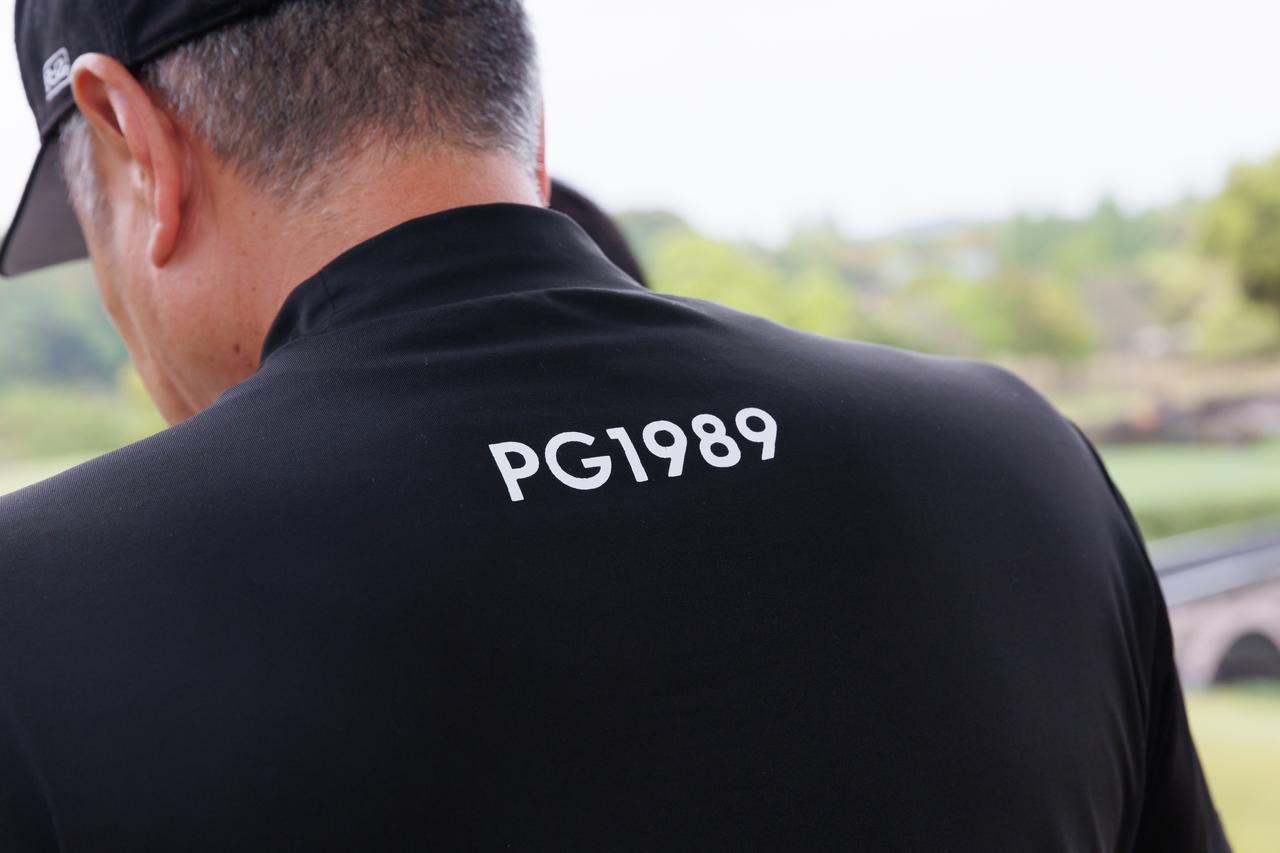 画像: 背中部分の「PG1989」のプリントもさりげないアクセント