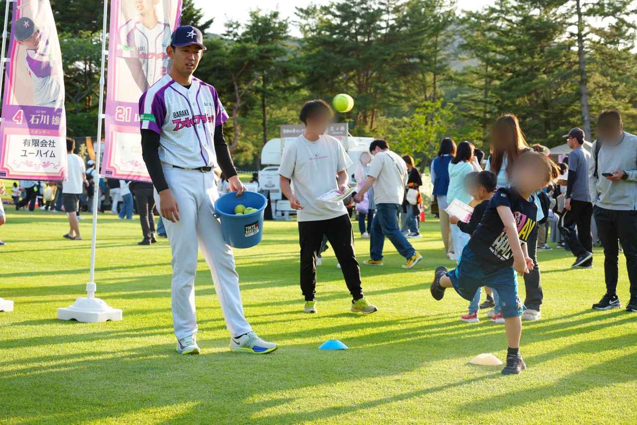 画像: 茨城アストロプラネッツの選手らと野球を楽しむコーナーも(撮影/岡沢裕行)※個人情報保護のため、モザイク処理をしています