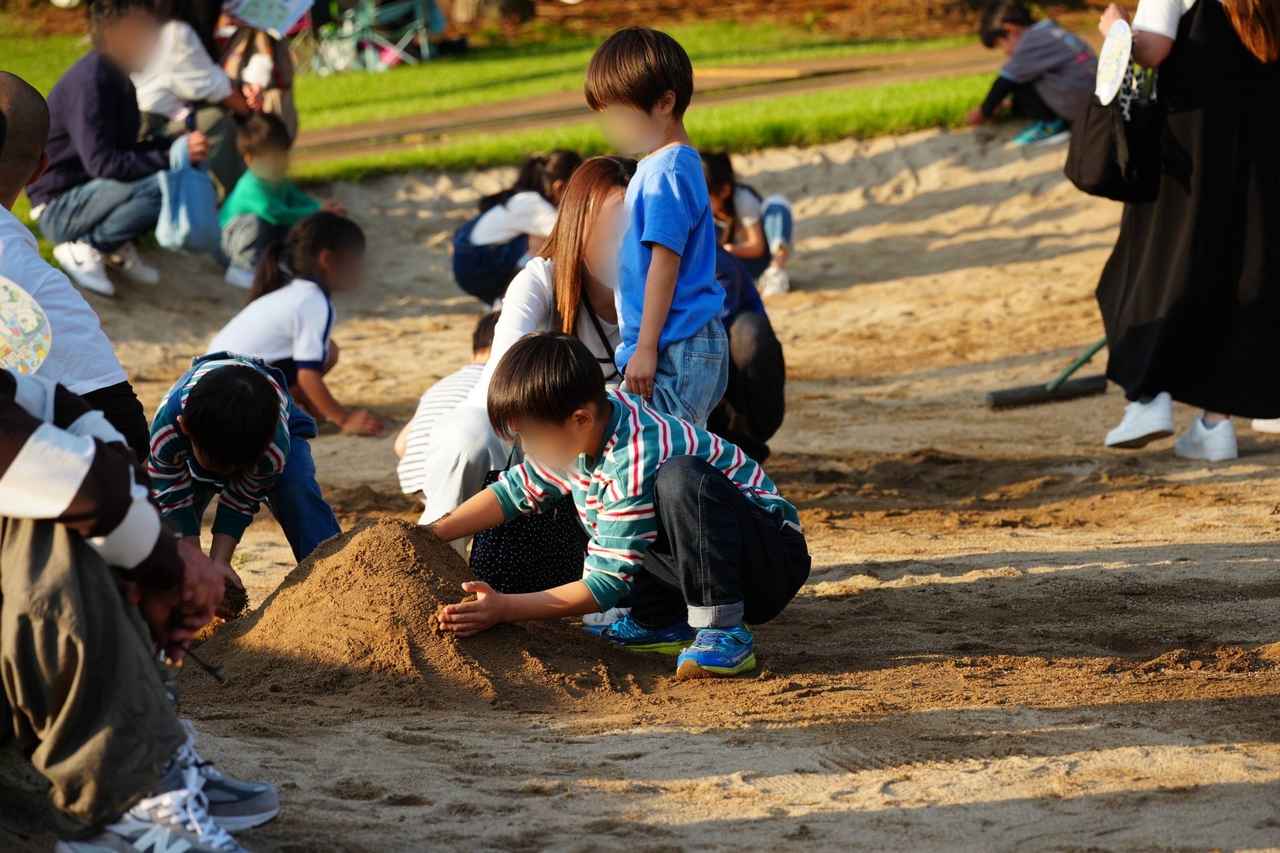 画像: バンカーで遊ぶこどもの姿もたくさん(撮影/岡沢裕行)※個人情報保護のため、モザイク処理をしています