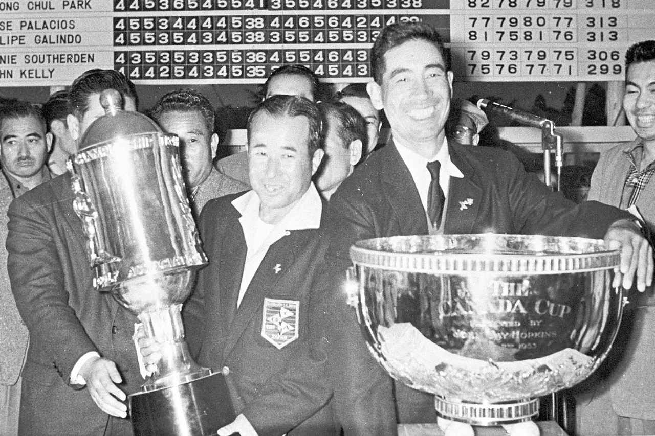 画像: ゴルフのワールドカップで1953年に第1回大会がカナダで開催されたことから「カナダカップ」と呼ばれる。1957年10月24日~ 27日に霞ヶ関CCで開催され世界30の国と地域が集結した第5回大会で中村寅吉が個人優勝、中村&小野光一組で団体も勝利し、日本にゴルフブームをもたらした。写真左が中村、右が小野