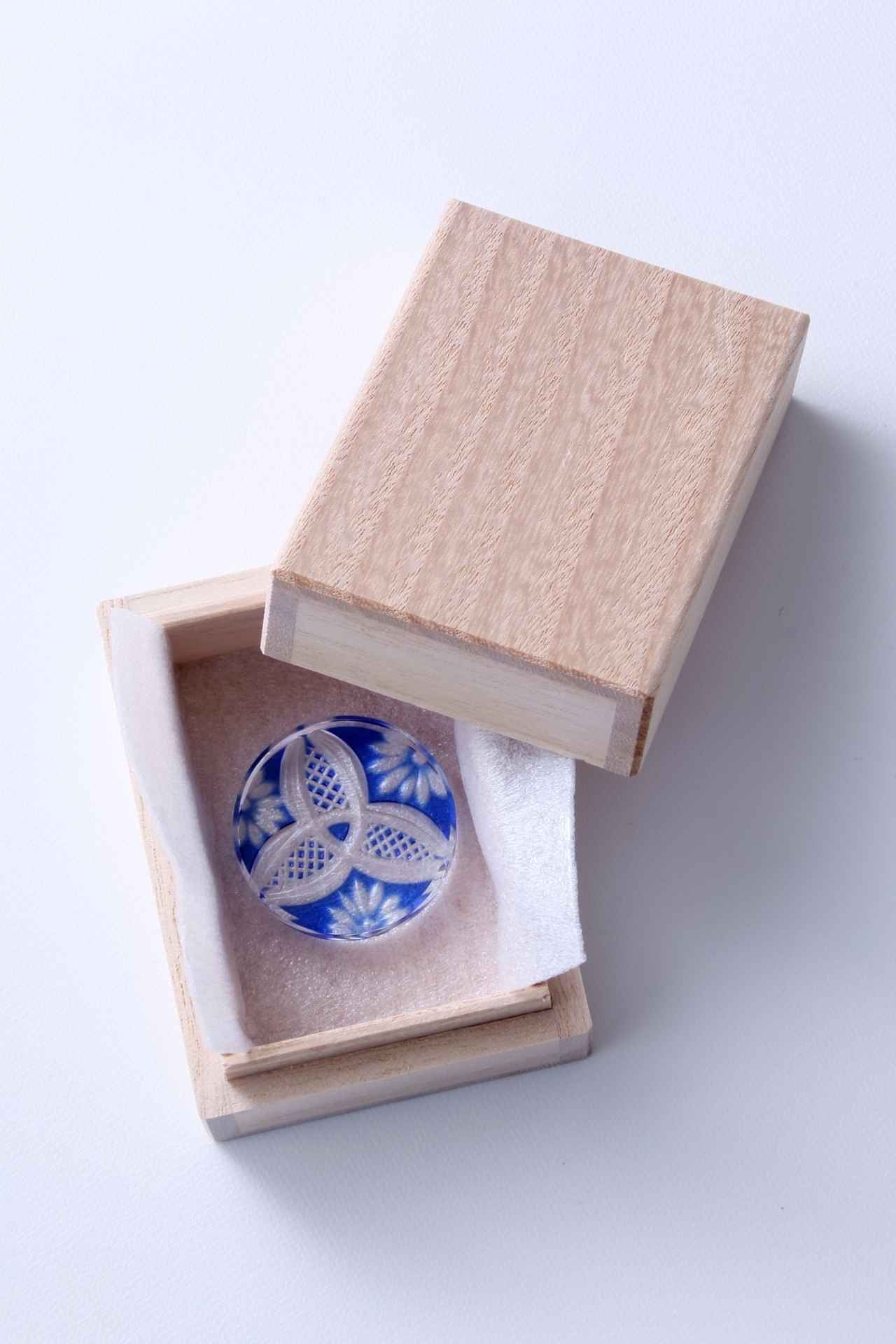 画像: 一点一点桐箱に入れて届けられる