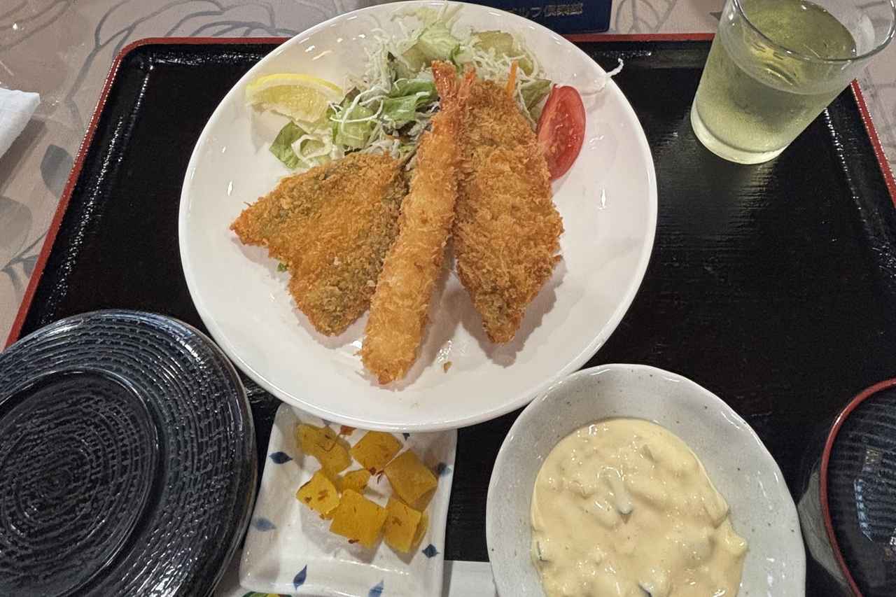 画像: 八代ゴルフ倶楽部のランチ。ミックスフライ定食は追加料金なし!