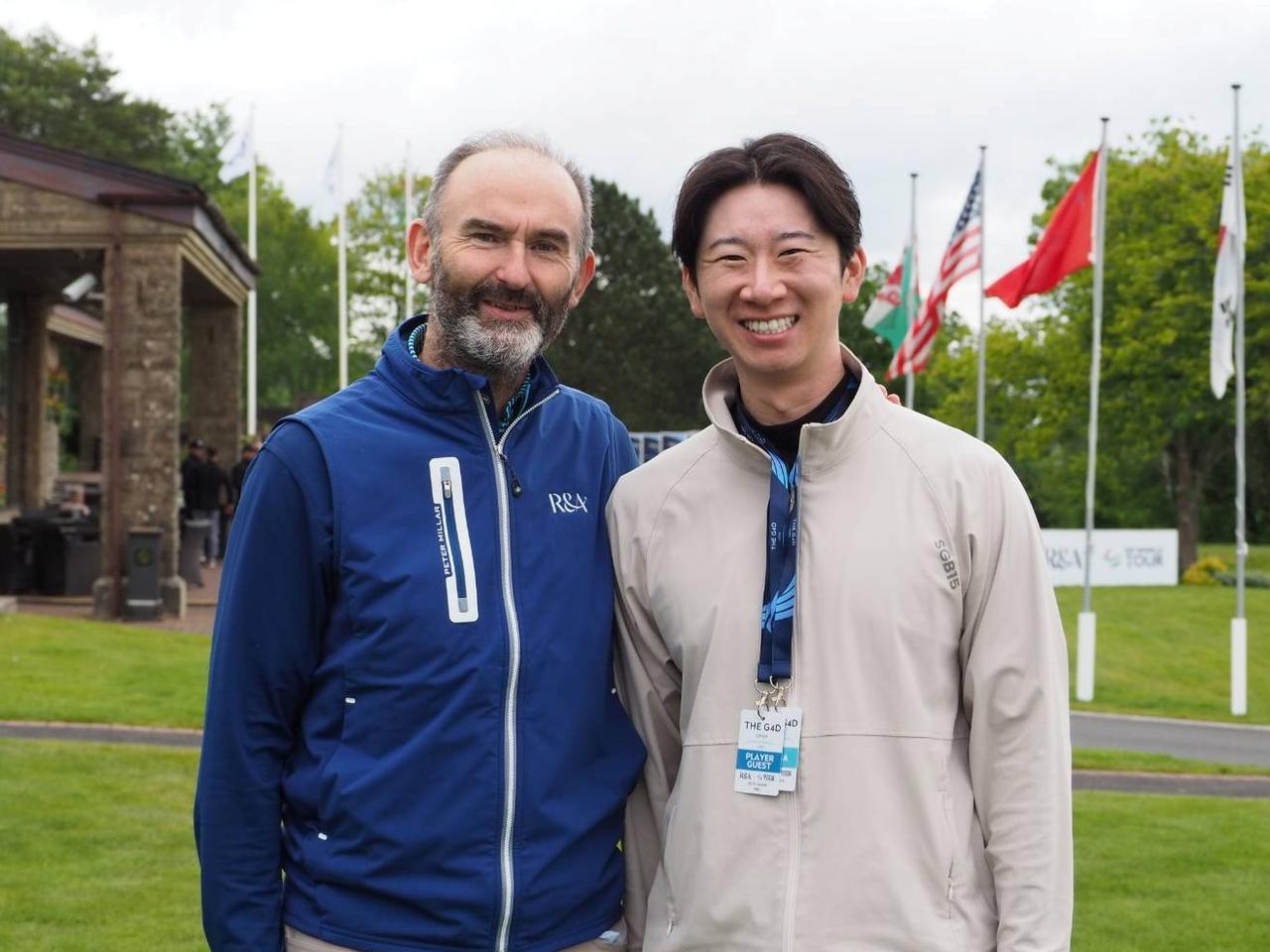 画像: 素晴らしい英語で通訳をサポートしてくれた日本障害者ゴルフ協会専務理事の石塚義将氏(右)とR&Aのケビン・バーカー氏