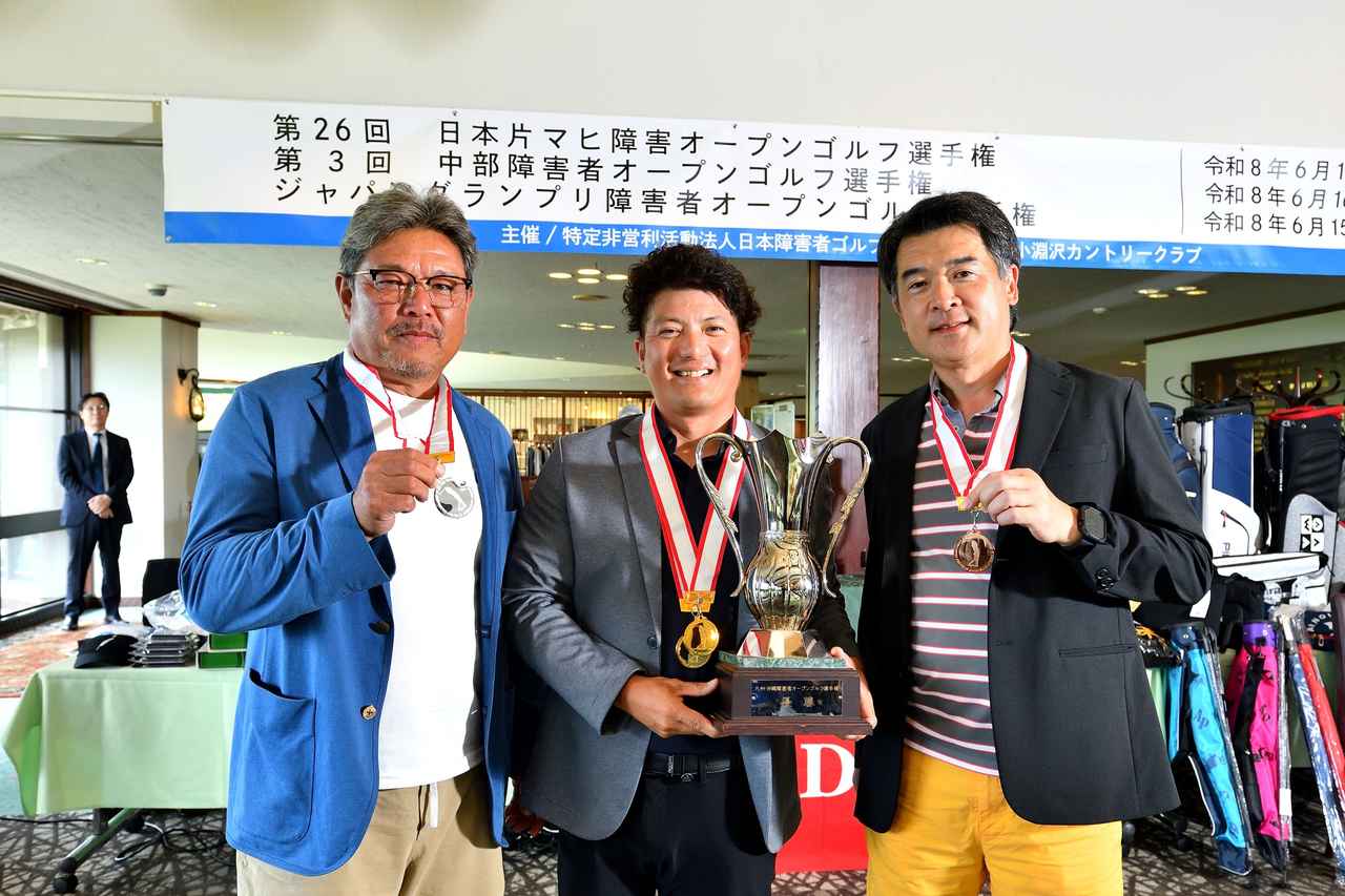 画像: 「中部オープン」の2位は小林和春氏(右下肢欠損・左)、3位は伊藤寿氏(右下腿切断)。「いつか、隼人に勝って優勝したい」