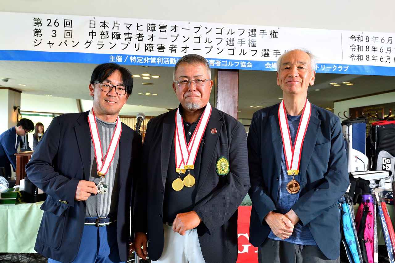 画像: 始球式の1人を務める村田氏。「緊張して引っかけました(笑)」。「片マヒオープン」の2位は初出場、鹿児島から来た小濱氏文氏(左)3位は親父ギャグもミートもヒット率が高い櫻田信児氏