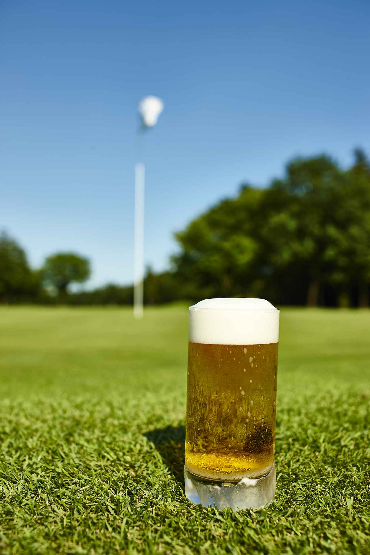 画像: ランチのタイミングでビールを飲むゴルファーも多いだろう