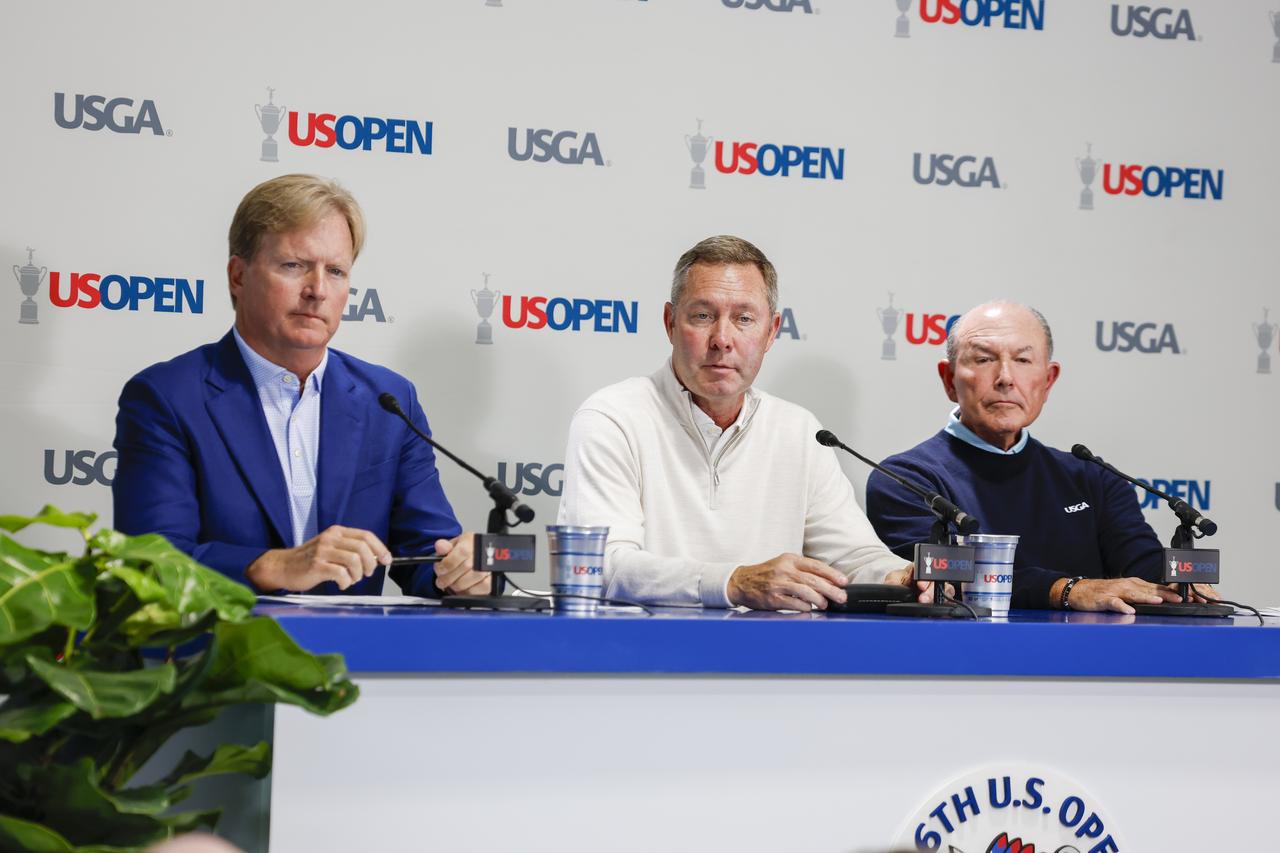 画像: プレスカンファレンスに登壇したUSGA会長のケビン・ハマー(左)、USGACEOのマイク・ワン(中央)、USGAチーフ・チャンピオンシップ・オフィサーのジョン・ボーデンハマー(右)
