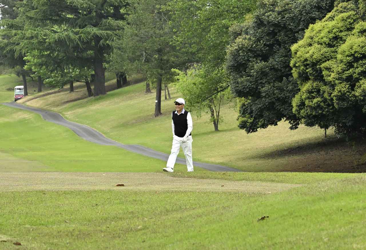 画像: ゴールドティーからラウンドする遠藤さん。カートには乗らずなるべく歩くようにしている。 「足腰の強さは家系。歩くことは体にいい。ゴルフ場は芝だからクッションの上を歩く感じになります」