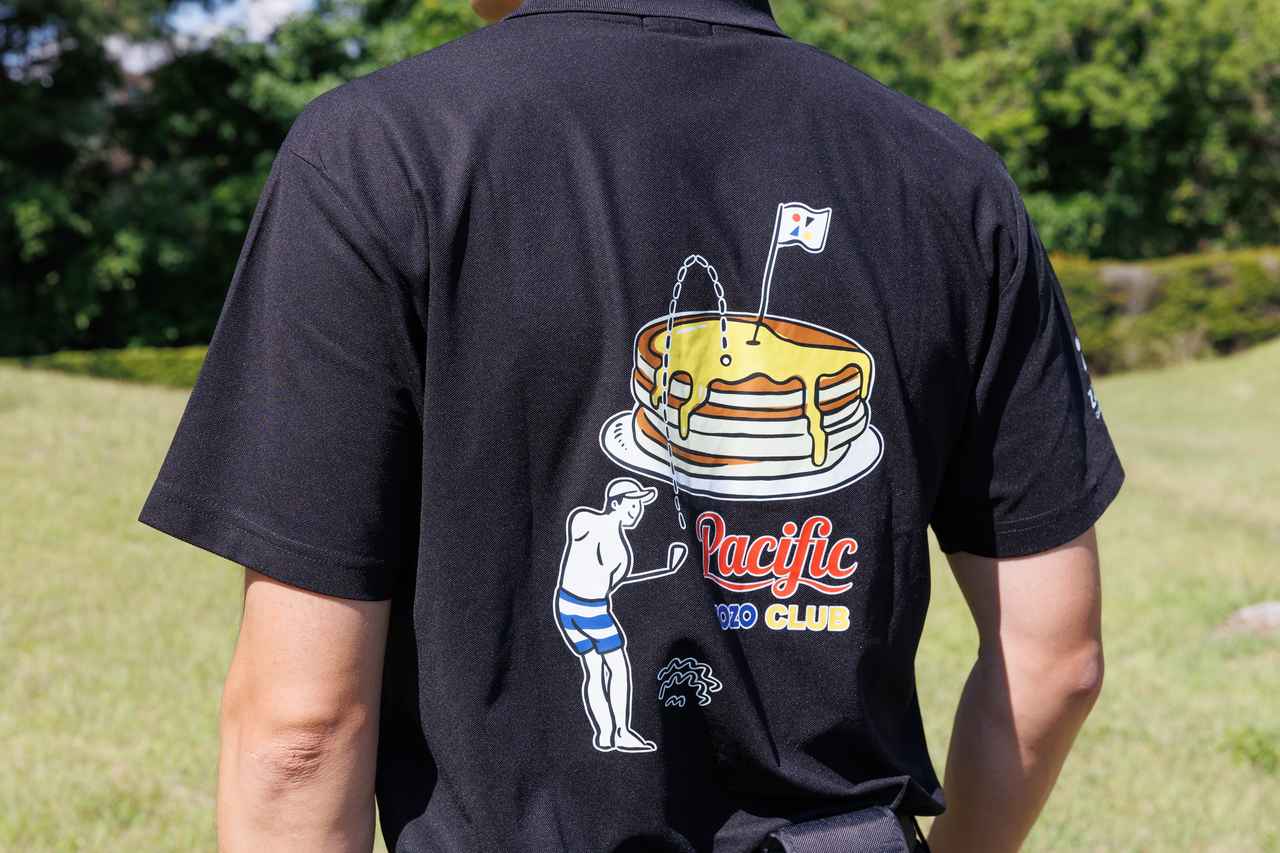 画像: 水着ゴルファーのバックプリントがユニークなブラックポロ