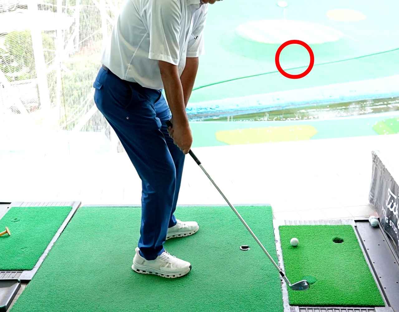 画像: テークバックでは8時のポジションまで両腕を伸ばす