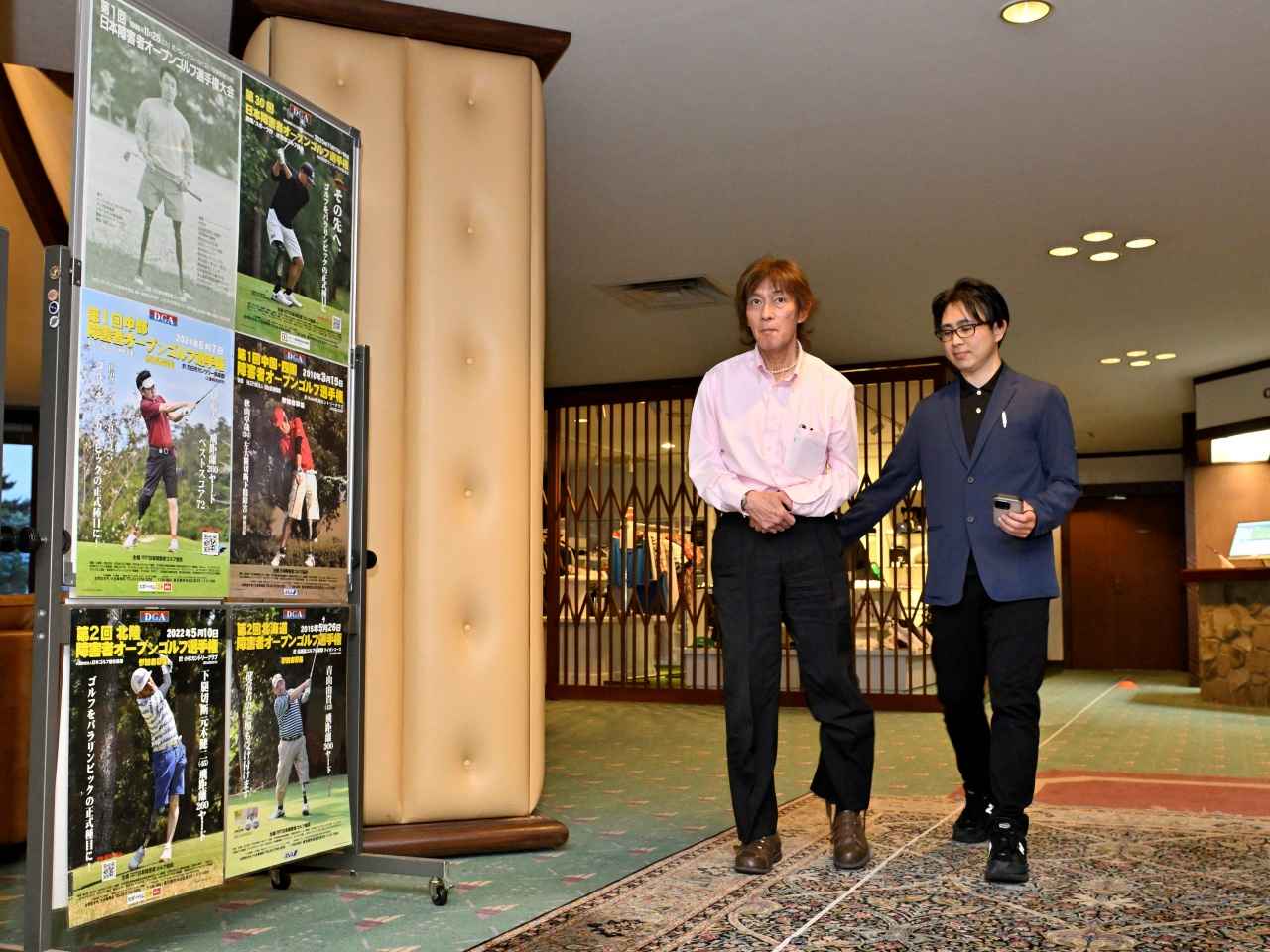画像: クラス分けのためのテストを行う“クラス分け委員”の中山侑哉氏。今回の「重度障害」部門は10メートル歩行で18秒以上かかる場合は該当（他にも基準あり）