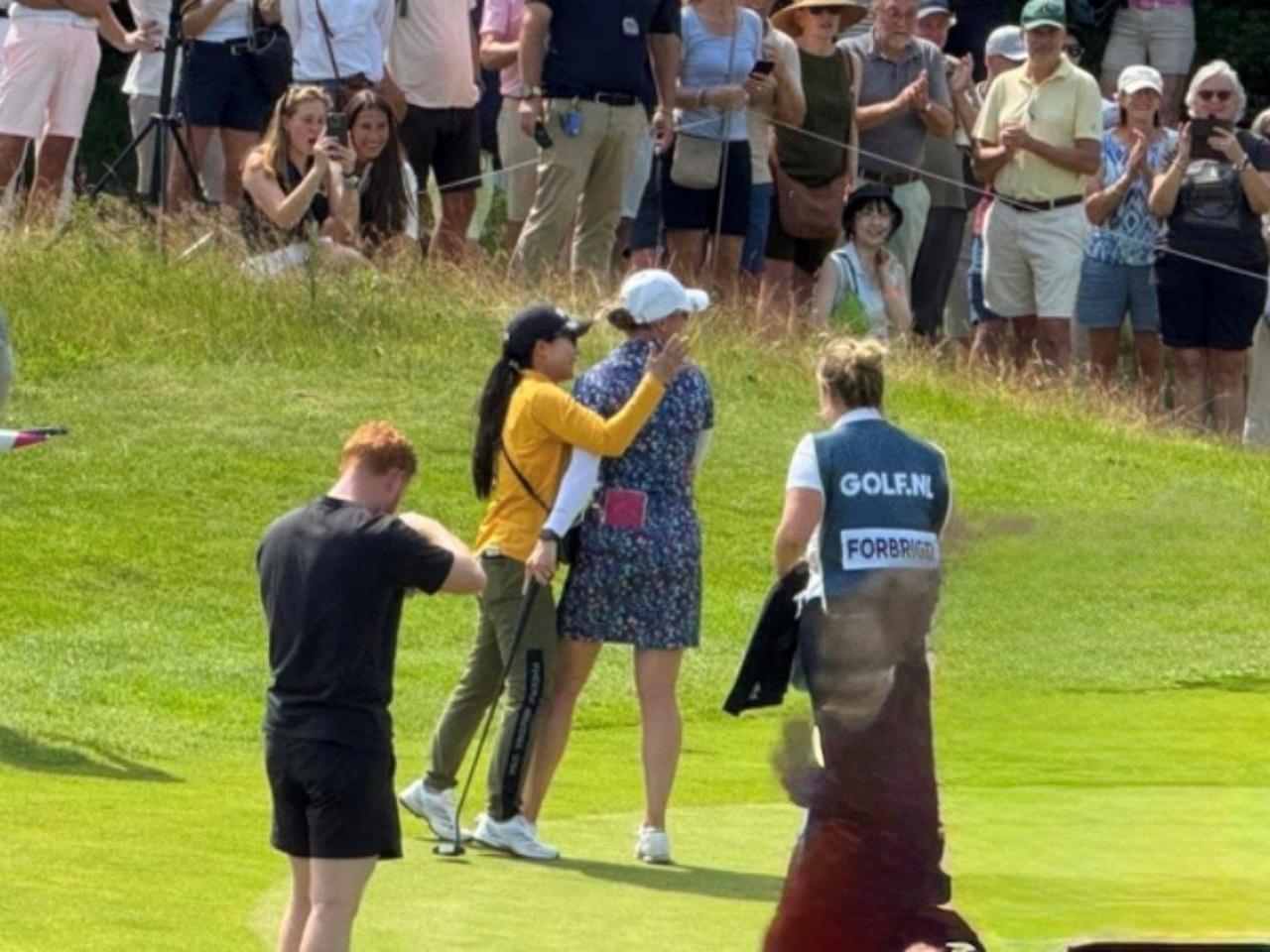 画像: ノルウェー・オスロ出身の29歳、ドルテア・フォーブリッドをグリーンで迎えた彩子。「めっちゃかわいくていい子です。ゴルフもすごく一生懸命頑張っているんです」